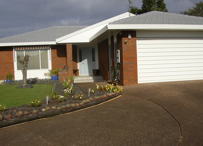 14 Taupiko Place, Green Bay, Auckland - Carousel 1