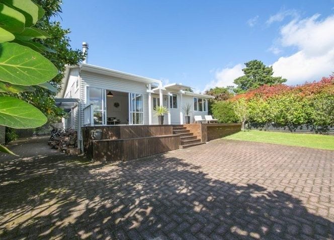 16 Tane Road, Laingholm, Auckland - Carousel 1
