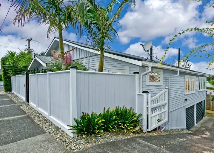 1/4 East Coast Road, Milford, Auckland - Carousel 1