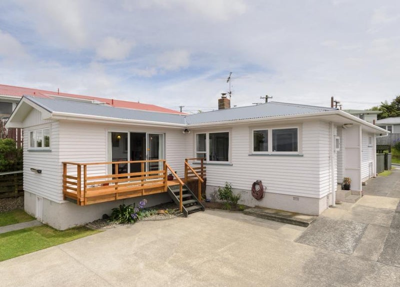 15 Cotswold Crescent, Newlands, Wellington - Carousel 1