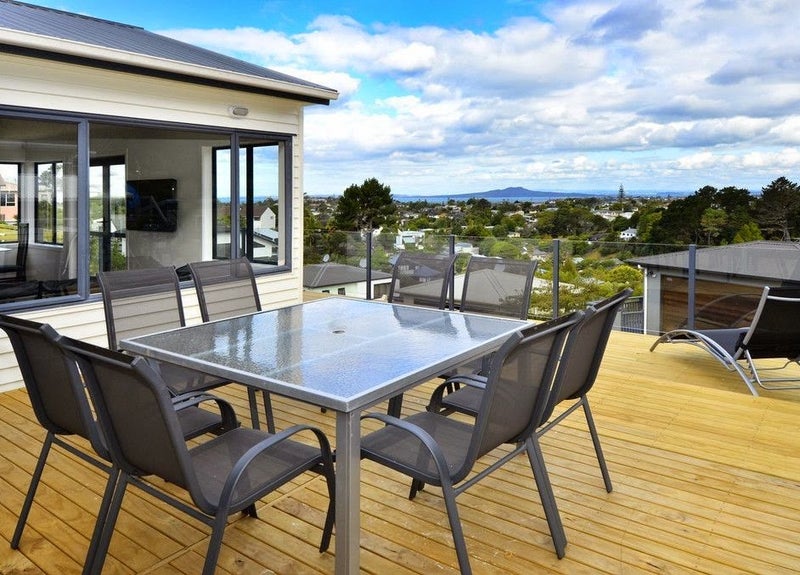 280 Glamorgan Drive, Northcross, Auckland - Carousel 1