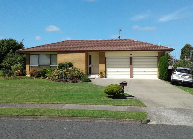 13 Jillteresa Crescent, Half Moon Bay, Auckland - Carousel 1