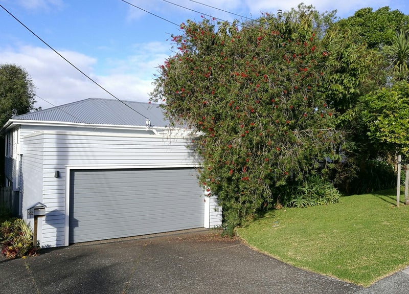 22 Cleve Road, Green Bay, Auckland - Carousel 1