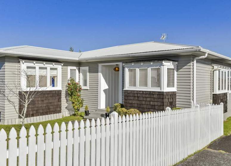 3 Fraser Road, Narrow Neck, Auckland - Carousel 1