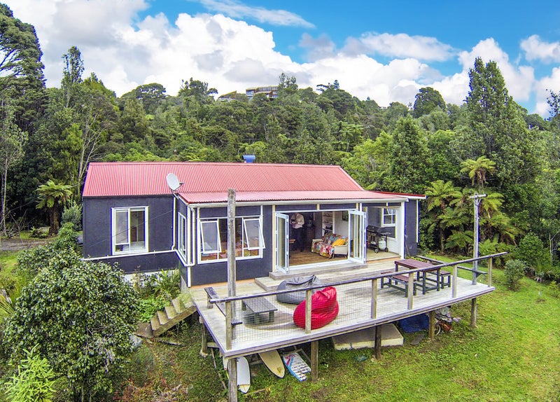 917 West Coast Road, Waiatarua, Auckland - Carousel 1