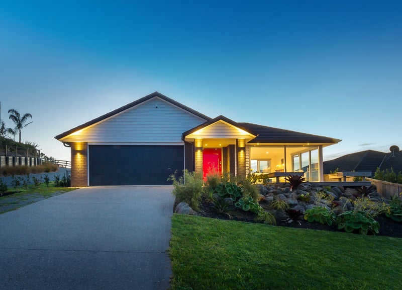 24 Seaview CRESCENT, Hatfields Beach, Auckland - Carousel 1
