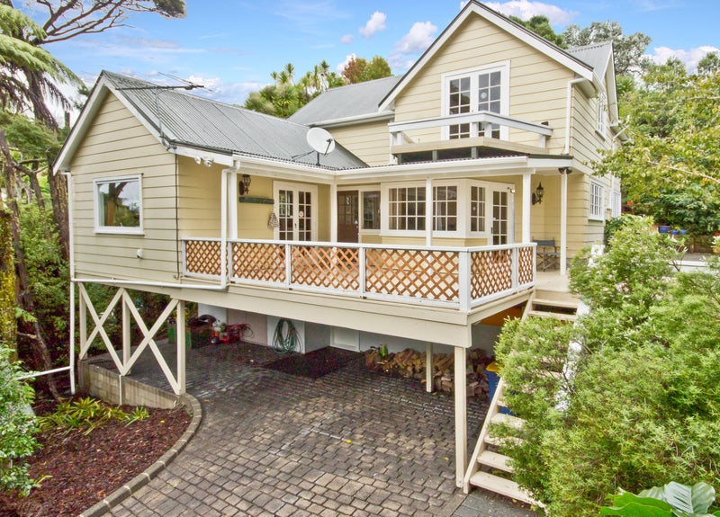 4 Raroa Terrace, Waiatarua, Auckland - Carousel 1