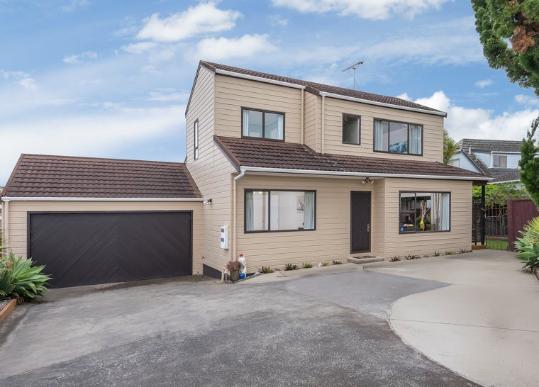 2/25 Channing Crescent, Botany Downs, Auckland - Carousel 1