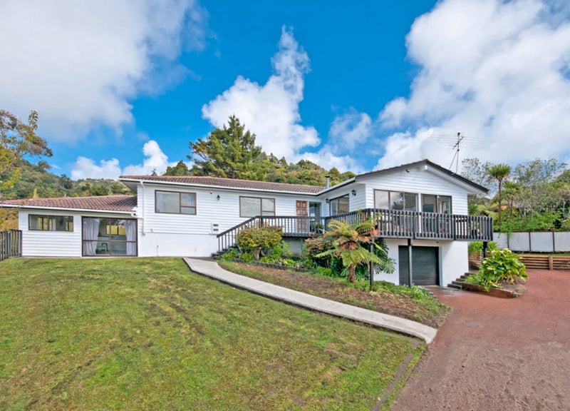 4 Atarua Gardens, Waiatarua, Auckland - Carousel 1
