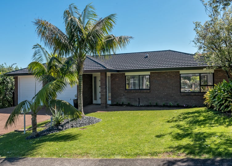 12 Mark Edward Drive, Half Moon Bay, Auckland - Carousel 1