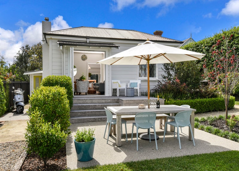 11 Palmerston Road, Birkenhead, Auckland - Carousel 1