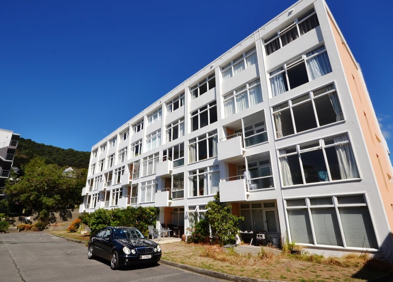 11/4 Claremont Grove, Mount Victoria, Wellington - Carousel 1