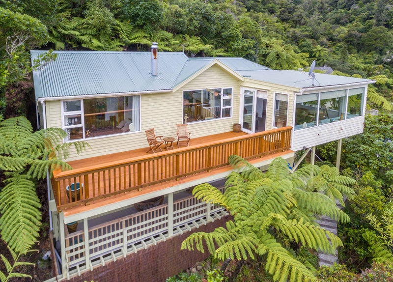 36 Ferry Road, Days Bay, Lower Hutt - Carousel 1
