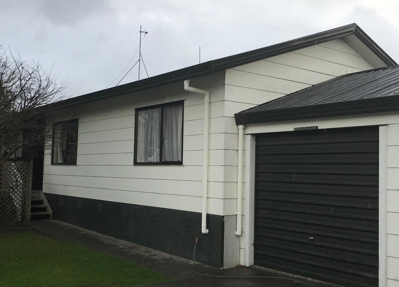 2/12 Kirrie Avenue, Te Atatu South, Auckland - Carousel 1