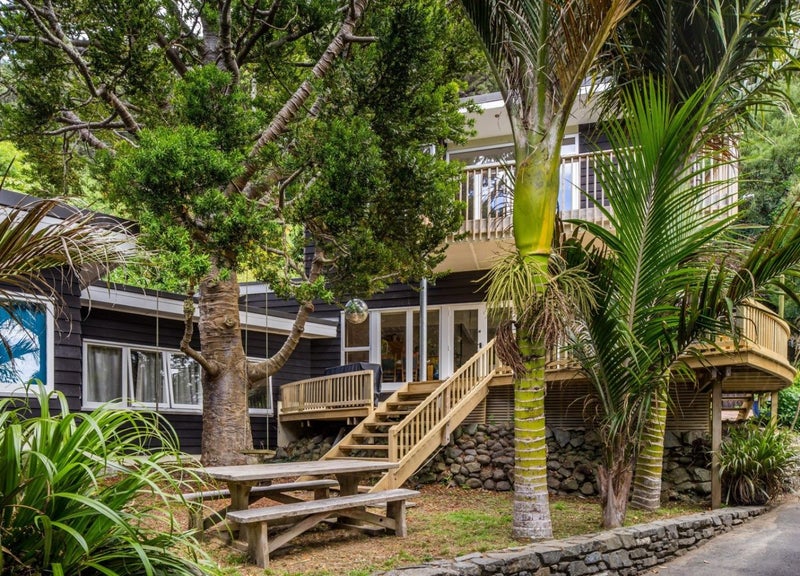 4 Huia Road, Days Bay, Lower Hutt - Carousel 1