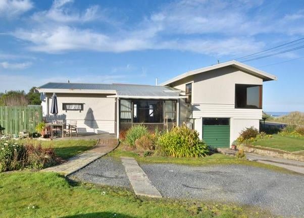 1 Pearse Street, Brighton, Dunedin - Carousel 1