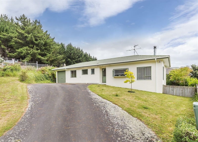 12 Ribbonwood Terrace, Ranui, Porirua - Carousel 1