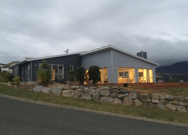 10 Heemskerck Place, Britannia Heights, Nelson - Carousel 1