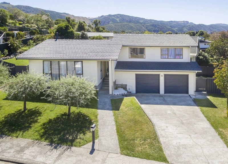 7 Tapestry Grove, Silverstream, Upper Hutt - Carousel 1