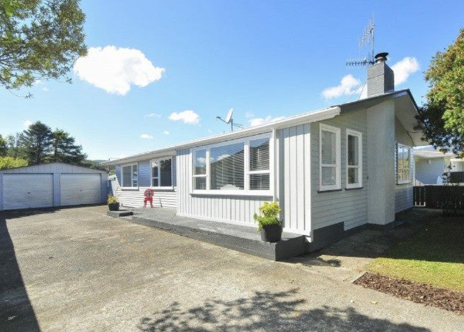 50 Karamu Crescent, Wainuiomata, Lower Hutt - Carousel 1