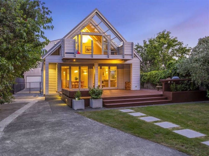 18 Airlie Road, Plimmerton, Porirua - Carousel 1