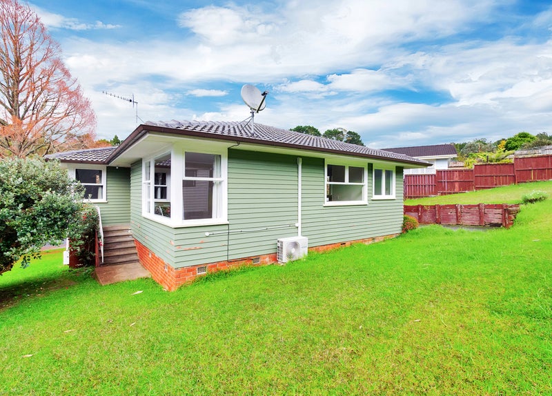 7 Staincross Street, Green Bay, Auckland - Carousel 1
