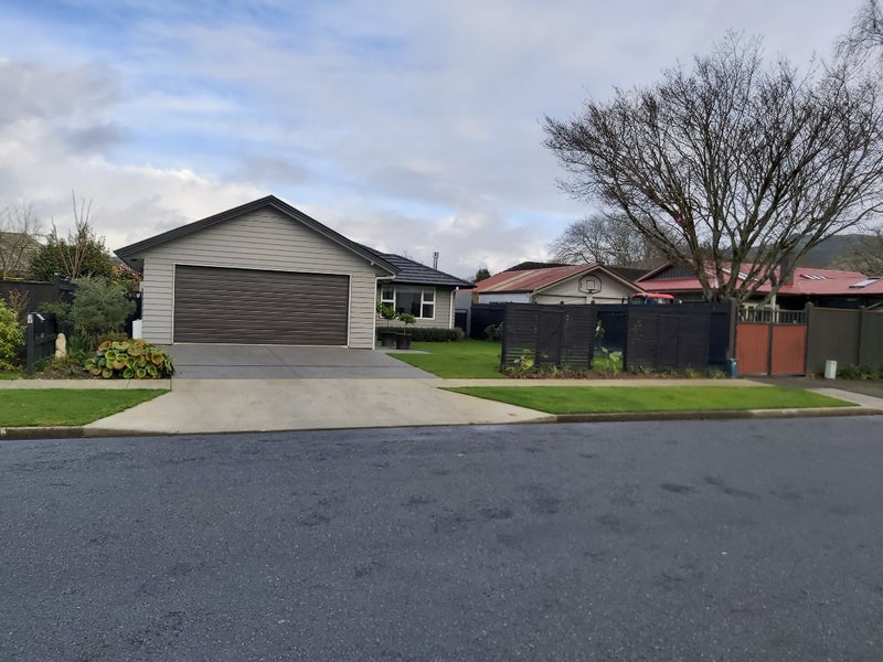 4 Palmer Crescent, Silverstream, Upper Hutt - Carousel 1