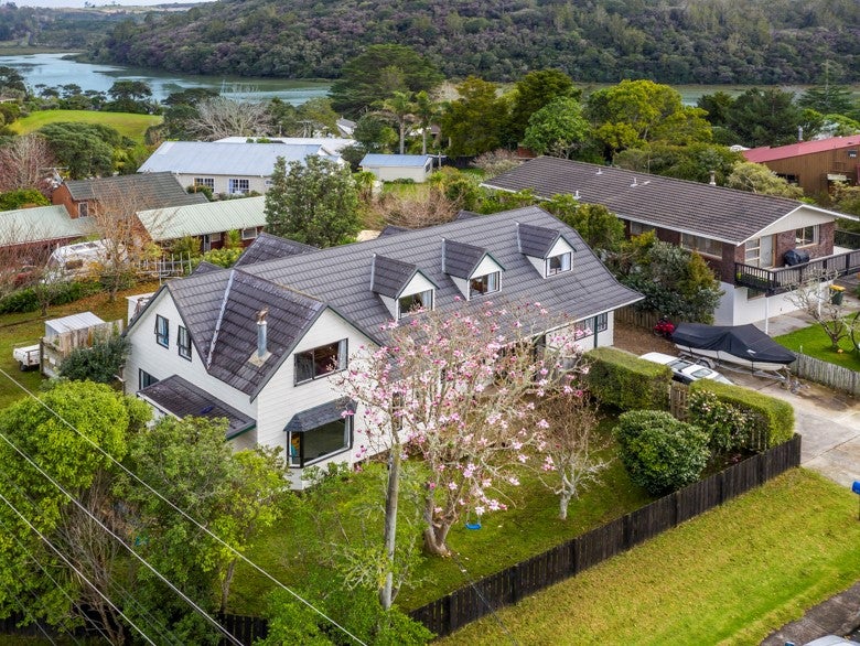 1 Gails Drive, Albany, Auckland - Carousel 1