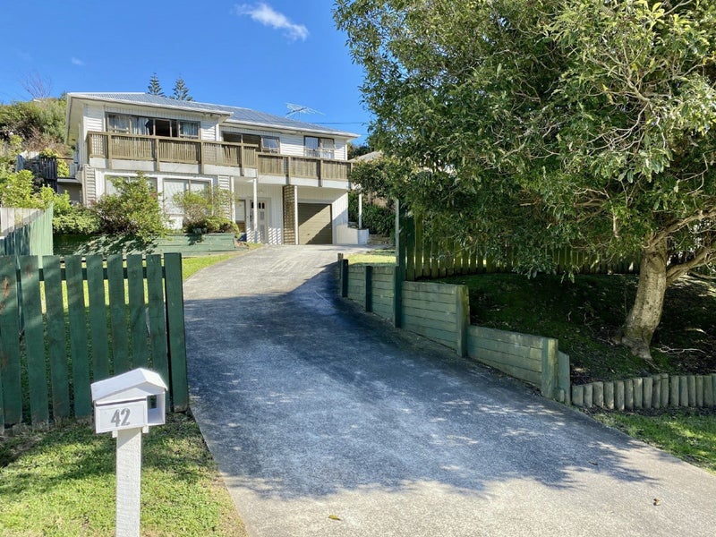 42 Raroa Terrace, Tawa, Wellington - Carousel 1