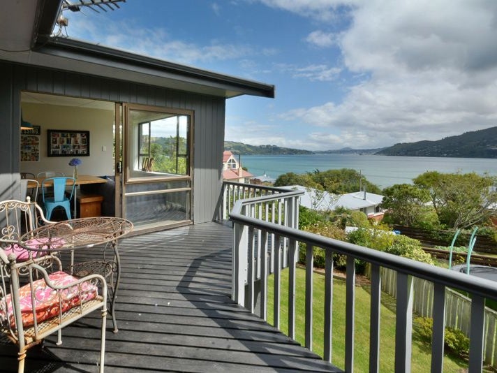 29 Bayne Terrace, Macandrew Bay, Dunedin - Carousel 1