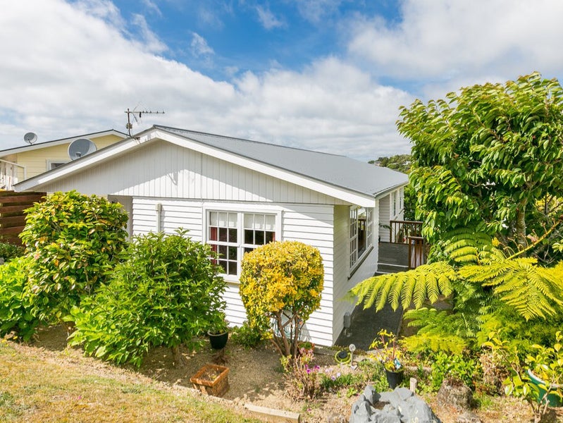 47 Stewart Drive, Newlands, Wellington - Carousel 1