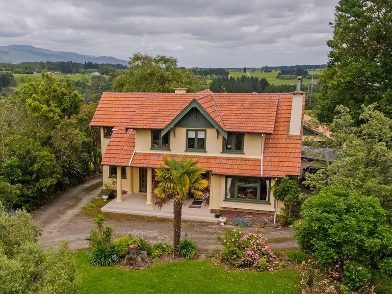 2 Turitea Road, Fitzherbert, Palmerston North - Carousel 1