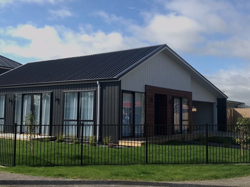 18 Rutherford Street, Chedworth, Hamilton - Carousel 1