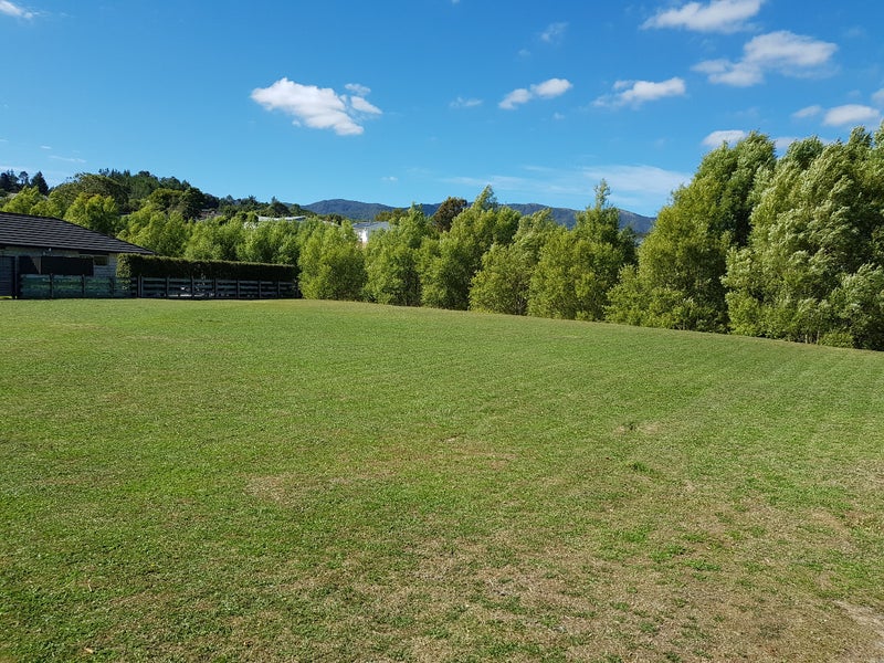 8 Jade Crescent, Timberlea, Upper Hutt - Carousel 1