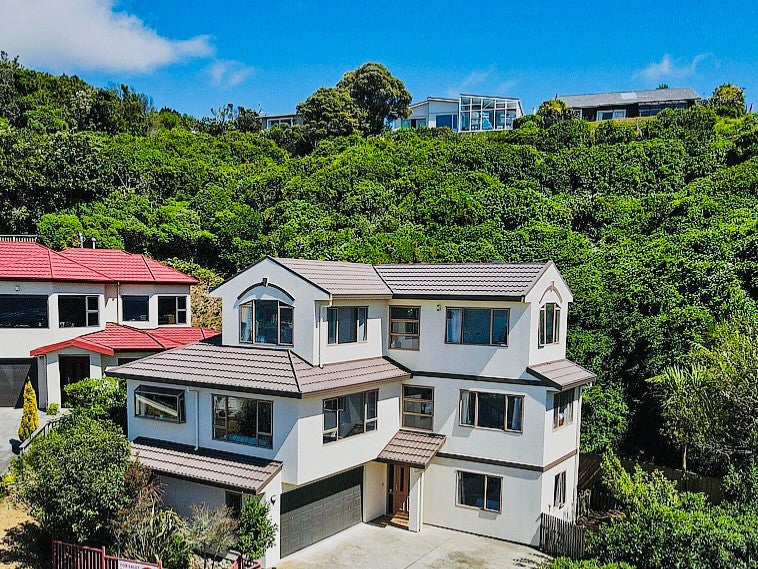 37 Dress Circle, Newlands, Wellington - Carousel 1