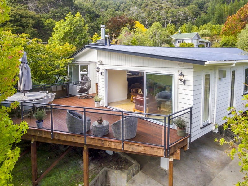 42 Chichester Drive, Pinehaven, Upper Hutt - Carousel 1