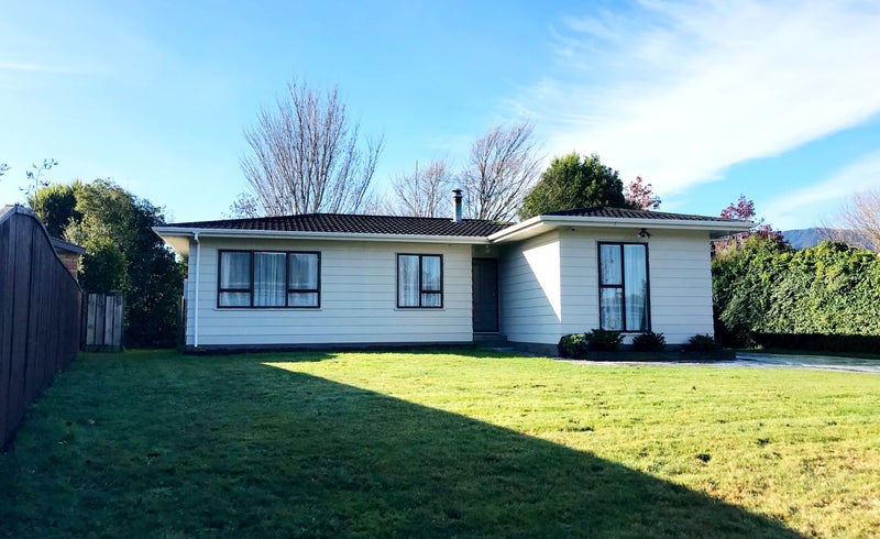 12 Delaware Grove, Totara Park, Upper Hutt - Carousel 1