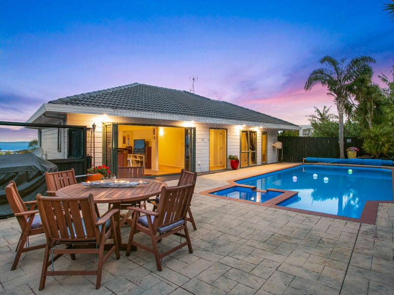 11 Greenleaf Way, Northcross, Auckland - Carousel 1