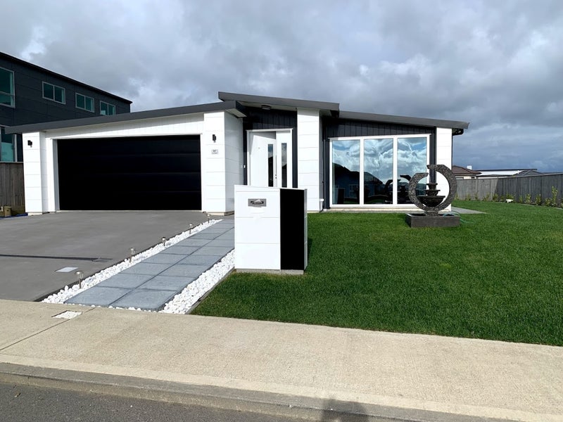 121 Queen Charlotte Drive, Aotea, Porirua - Carousel 1