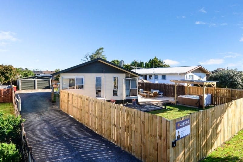 16 Lindsay Crescent, Nawton, Hamilton - Carousel 1