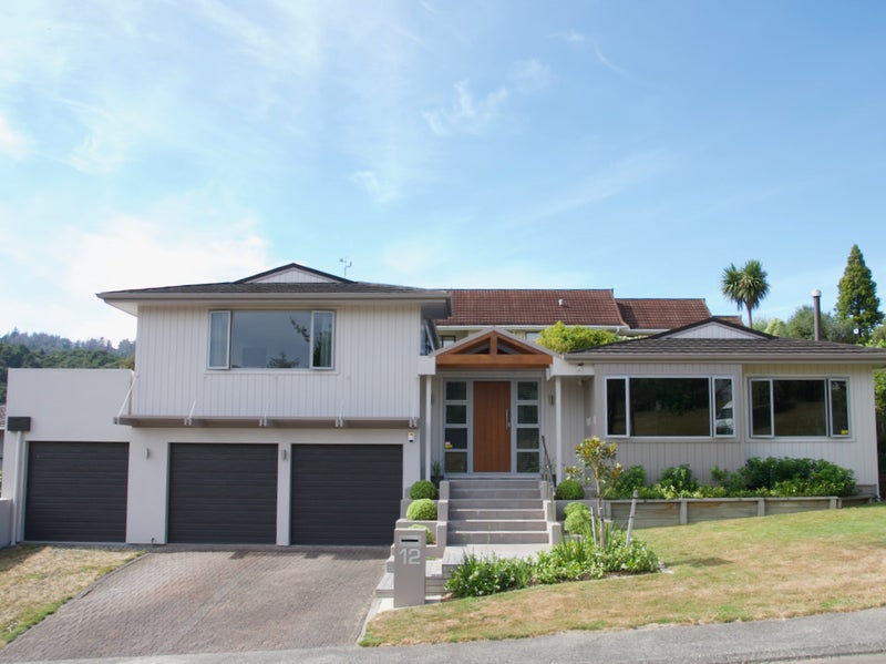 12 Tapestry Grove, Silverstream, Upper Hutt - Carousel 1