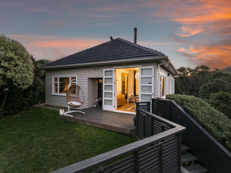 35 Ranui Crescent, Khandallah, Wellington - Carousel 1