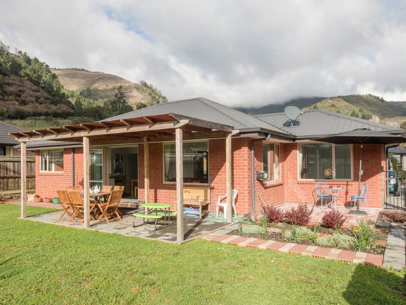 4 Hockey Place, The Brook, Nelson - Carousel 1