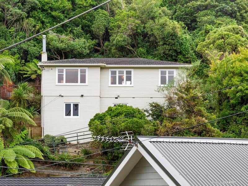 42 Delhi Crescent, Khandallah, Wellington - Carousel 1