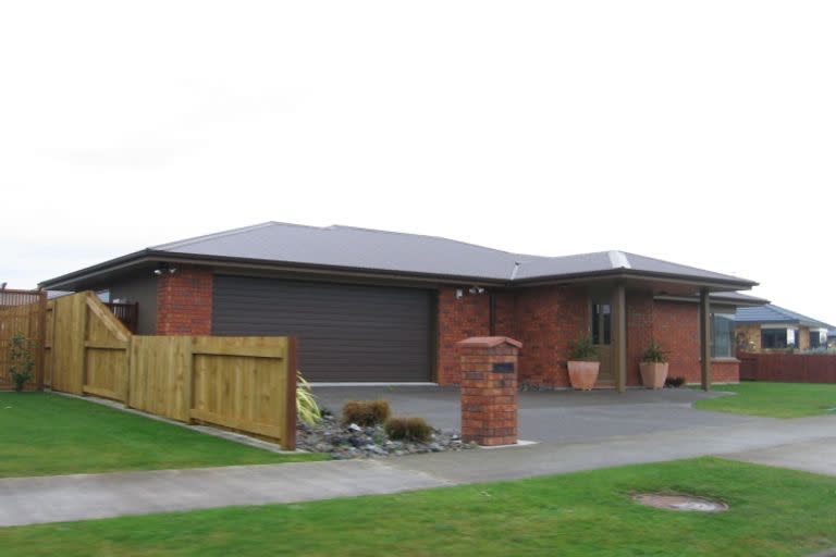9 Daniel Place, Kelvin Grove, Palmerston North - Carousel 1