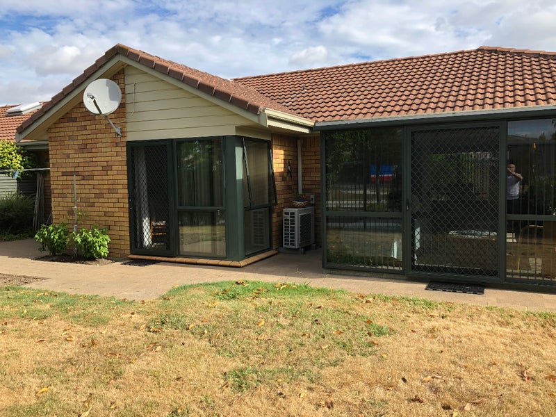 113 Oakridge Grove, Flagstaff, Hamilton - Carousel 1