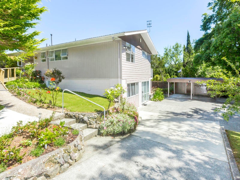 72 Blue Mountains Road, Pinehaven, Upper Hutt - Carousel 1