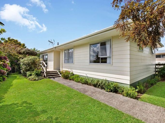 8 Exeter Street, Stratford - Carousel 1