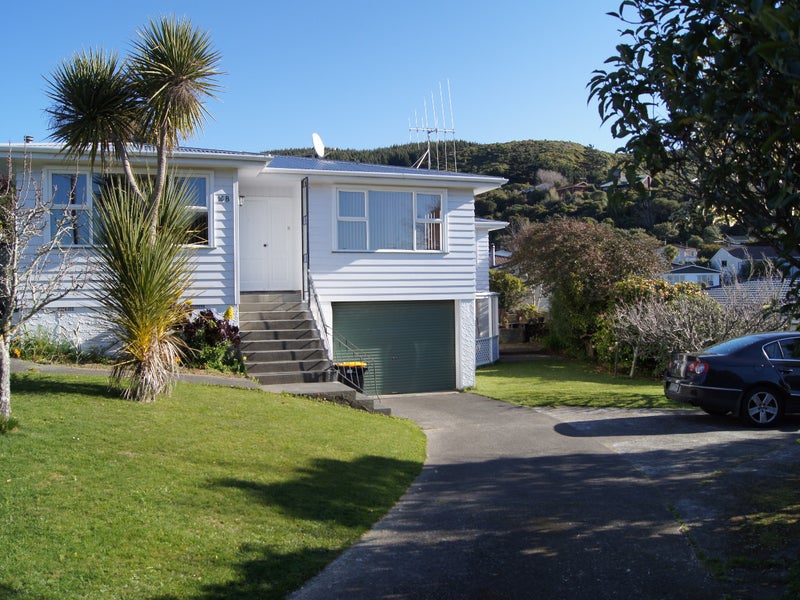 16B Saint Edmund Crescent, Tawa, Wellington - Carousel 1