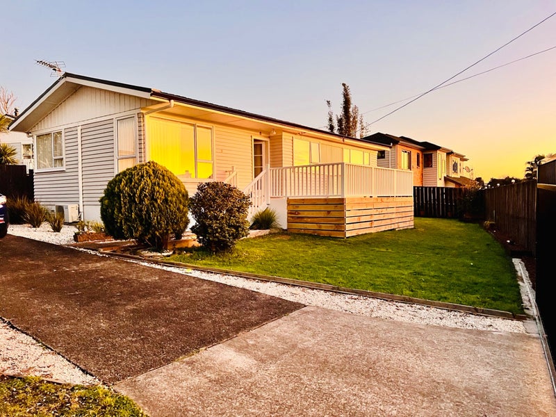 89D Awaroa Road, Sunnyvale, Auckland - Carousel 1